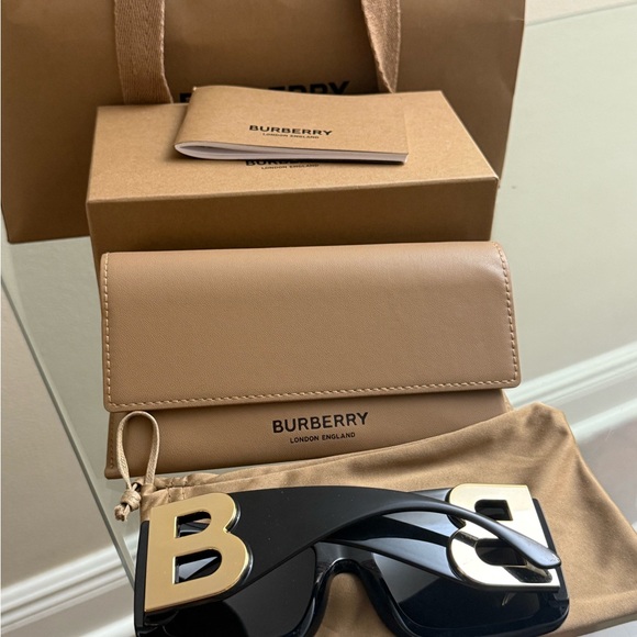 Burberry Sungalsses - Picture 3 of 8